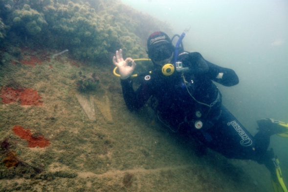 Diver at the  letter “W”, bow of the wreck. (Foto: G. Knepel)